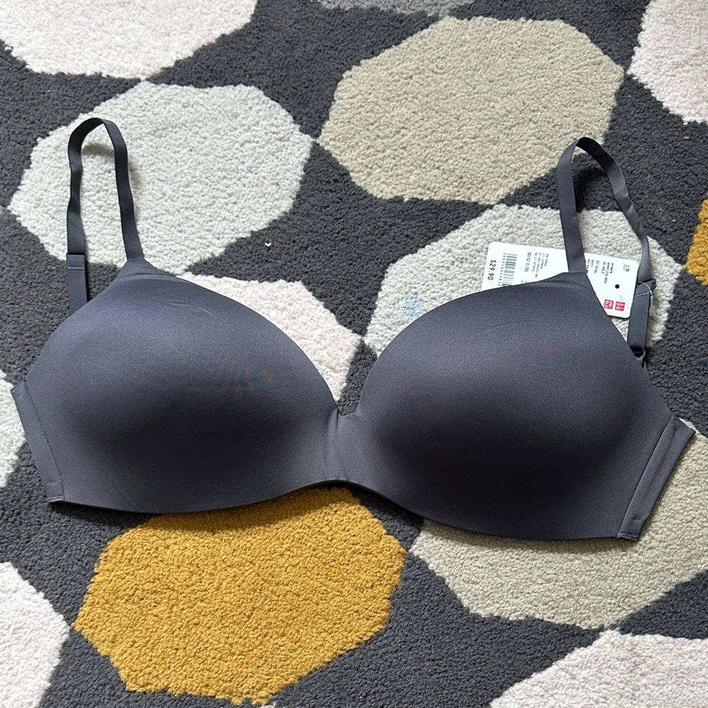 Uniqlo Wireless 3D Hold Bra in Gray